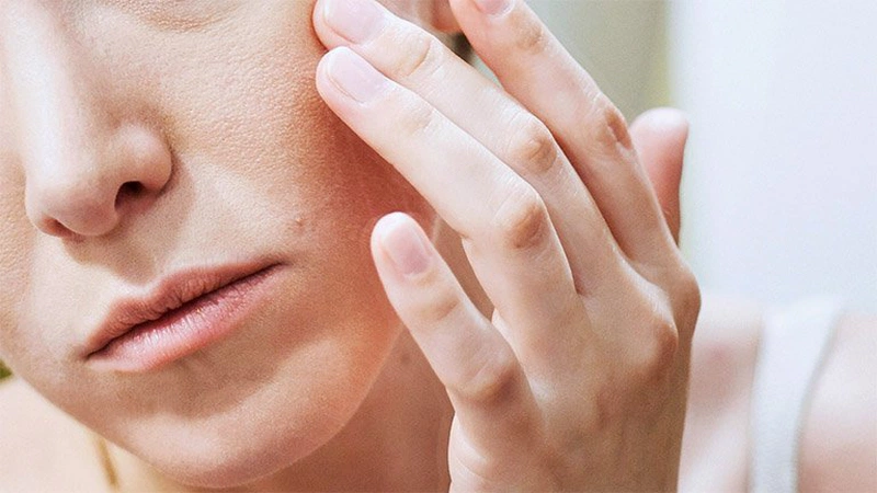Khi gặp tình trạng da mặt khô bong tróc phải làm sao