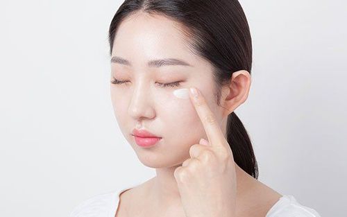Thoa kem lên vùng da quanh mắt vào buổi sáng và buổi tối