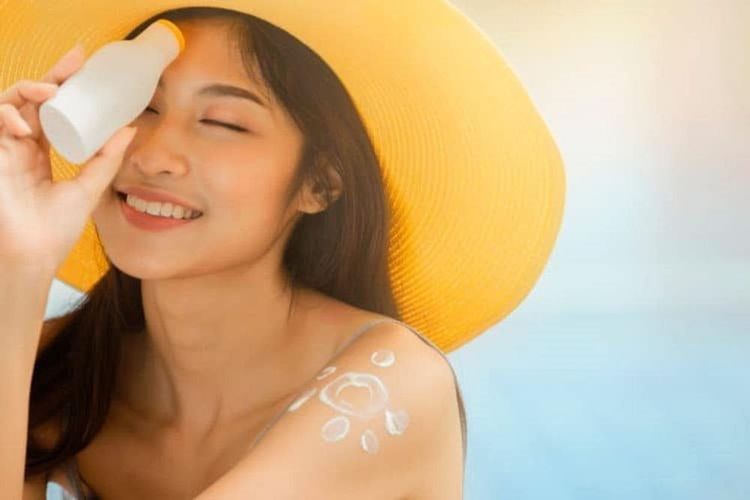 Chị em bị da mụn không nên thoa kem chống nắng Oxybenzone và PABA
