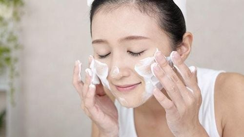 Người có da hỗn hợp nên rửa mặt 2 lần/ngày