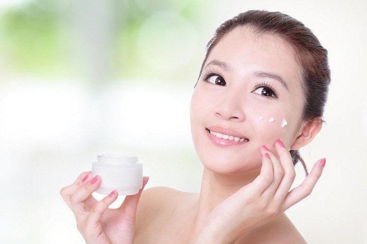 Dưỡng ẩm da là bước quan trọng trong chăm sóc da hỗn hợp