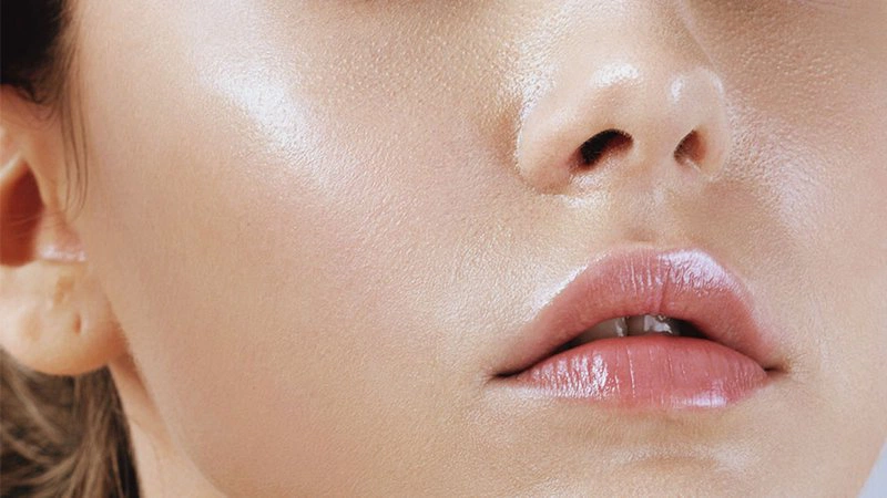 Da dầu gây ra cảm giác bóng nhờn trên khuôn mặt